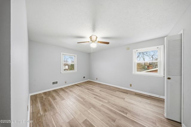 6802 Chepstow Ct, Louisville, KY 40207