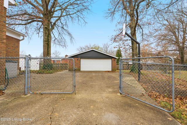 6802 Chepstow Ct, Louisville, KY 40207