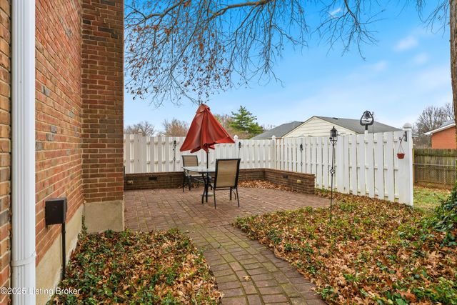 6802 Chepstow Ct, Louisville, KY 40207