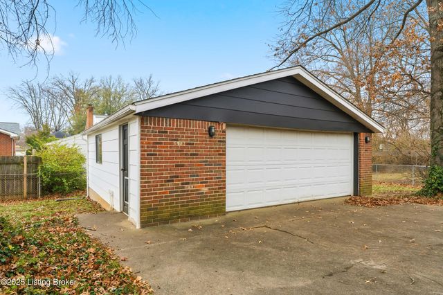 6802 Chepstow Ct, Louisville, KY 40207