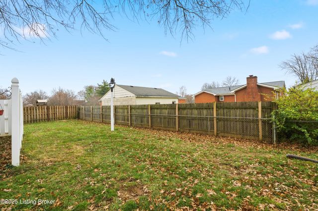 6802 Chepstow Ct, Louisville, KY 40207