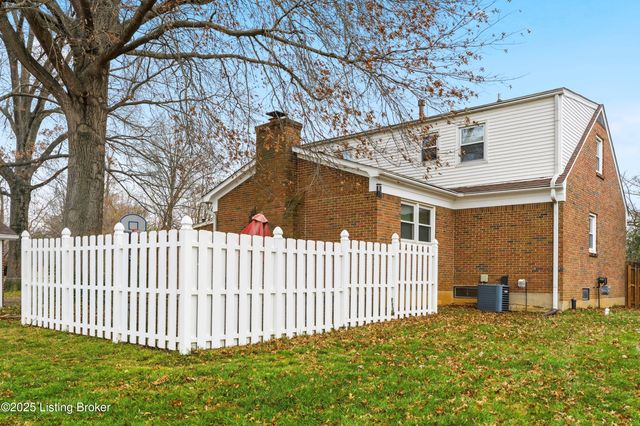 6802 Chepstow Ct, Louisville, KY 40207