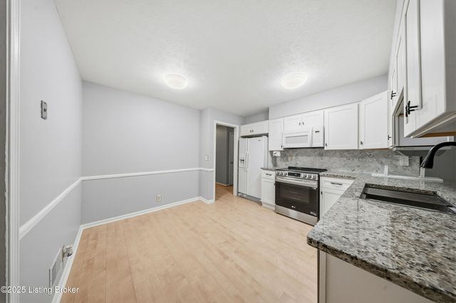 6802 Chepstow Ct, Louisville, KY 40207