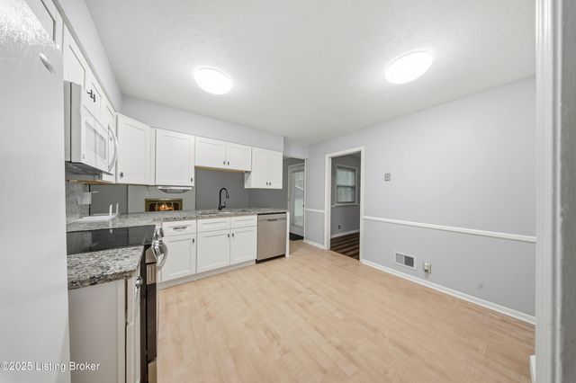 6802 Chepstow Ct, Louisville, KY 40207