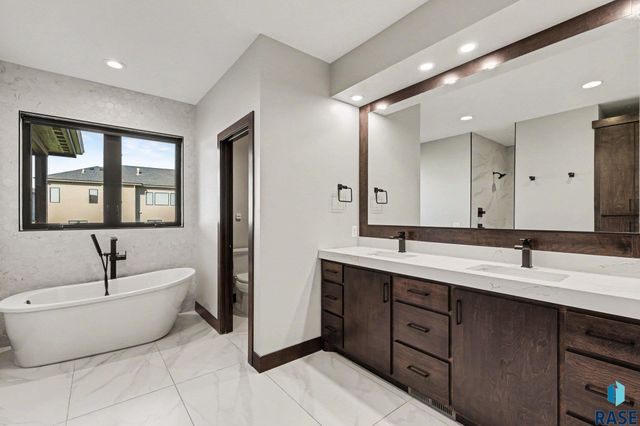 6701 E Spitfire Cir Circle, Sioux Falls, SD 57110