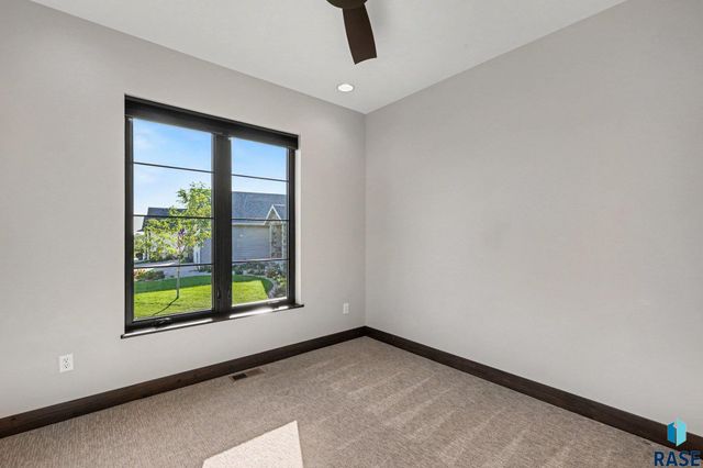6701 E Spitfire Cir Circle, Sioux Falls, SD 57110