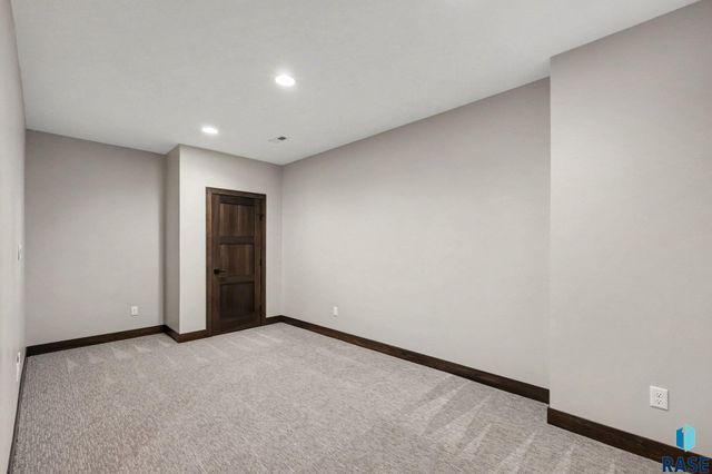 6701 E Spitfire Cir Circle, Sioux Falls, SD 57110