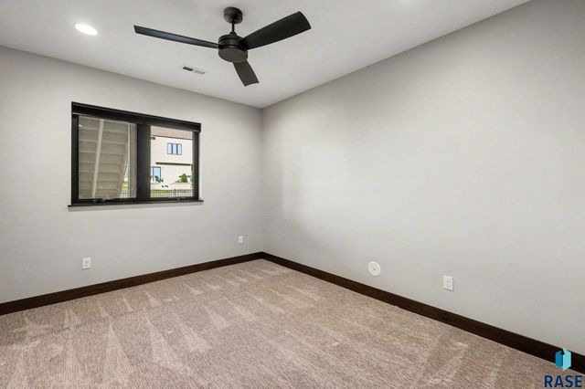 6701 E Spitfire Cir Circle, Sioux Falls, SD 57110