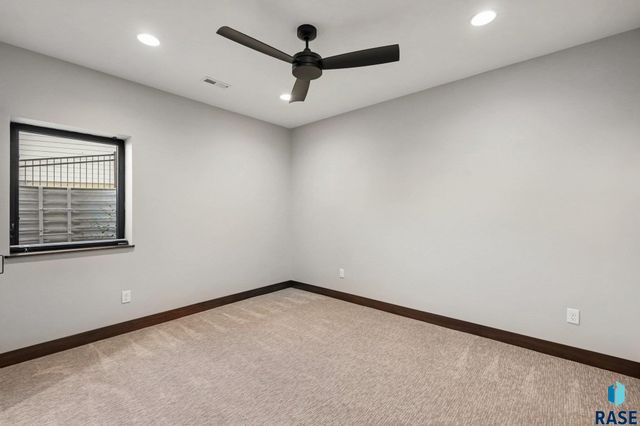 6701 E Spitfire Cir Circle, Sioux Falls, SD 57110