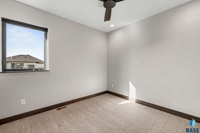 6701 E Spitfire Cir Circle, Sioux Falls, SD 57110