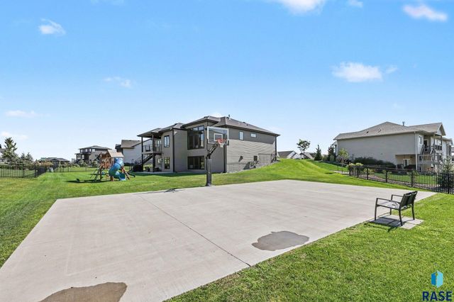 6701 E Spitfire Cir Circle, Sioux Falls, SD 57110