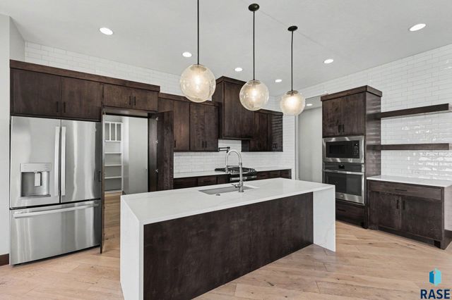 6701 E Spitfire Cir Circle, Sioux Falls, SD 57110