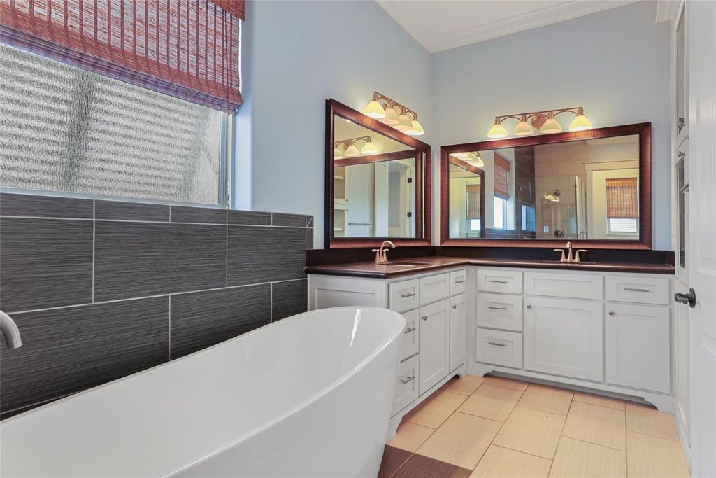 Image 14 of property listing at 11718 Beachside, Galveston, TX 77554