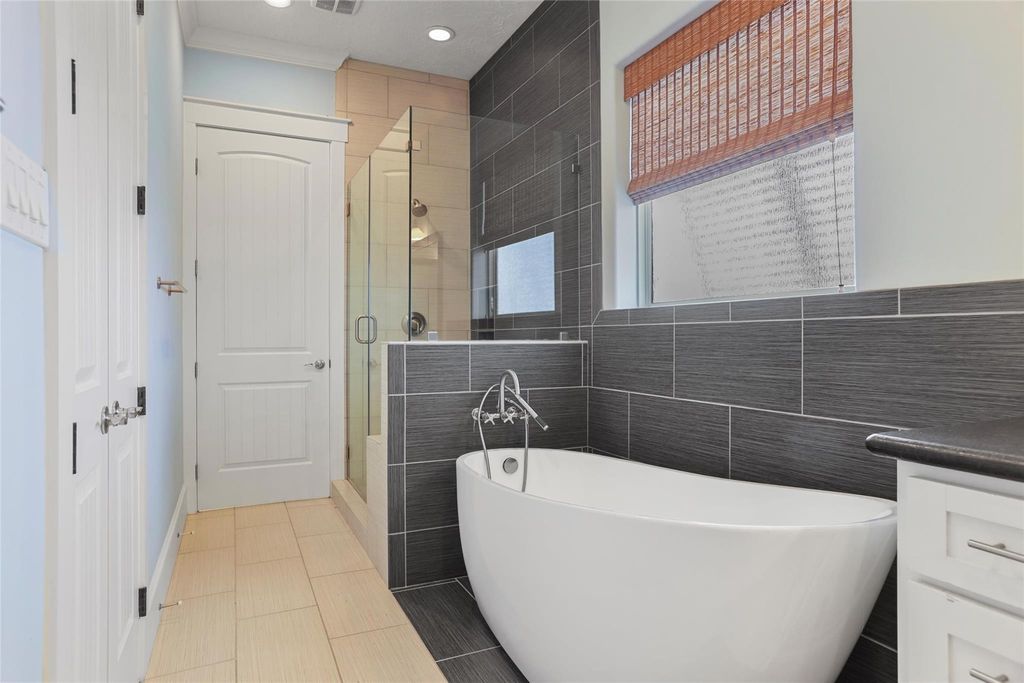 Image 15 of property listing at 11718 Beachside, Galveston, TX 77554