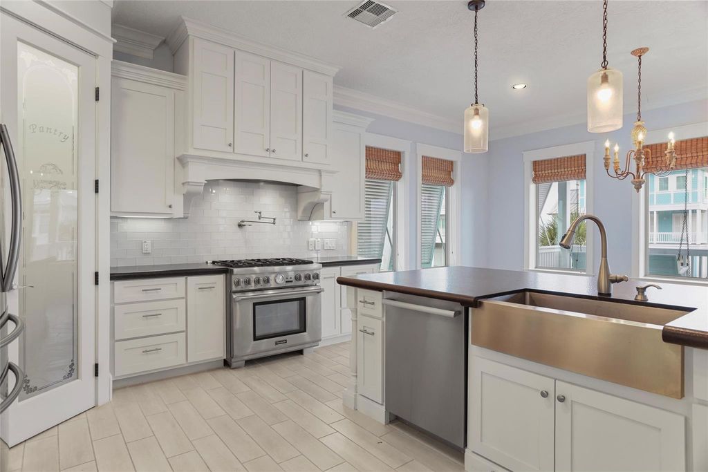 Image 7 of property listing at 11718 Beachside, Galveston, TX 77554