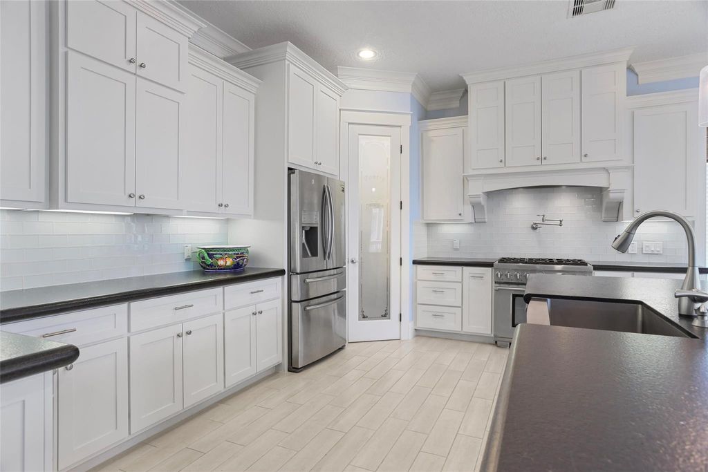 Image 9 of property listing at 11718 Beachside, Galveston, TX 77554