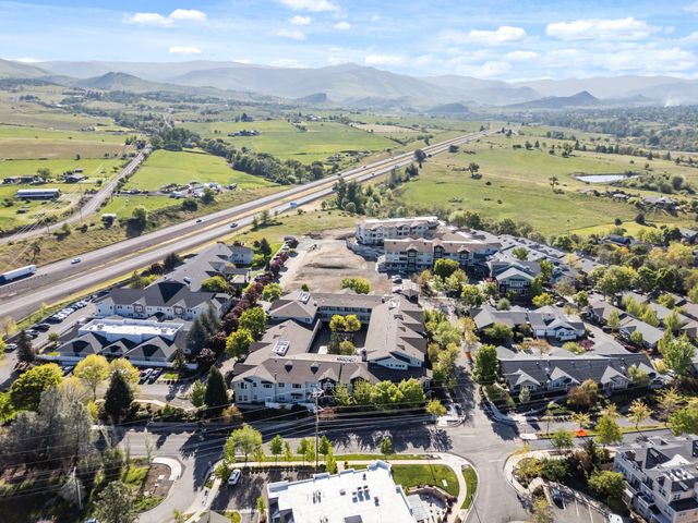 993 Mountain Meadows Drive, Ashland, OR 97520