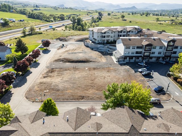 993 Mountain Meadows Drive, Ashland, OR 97520