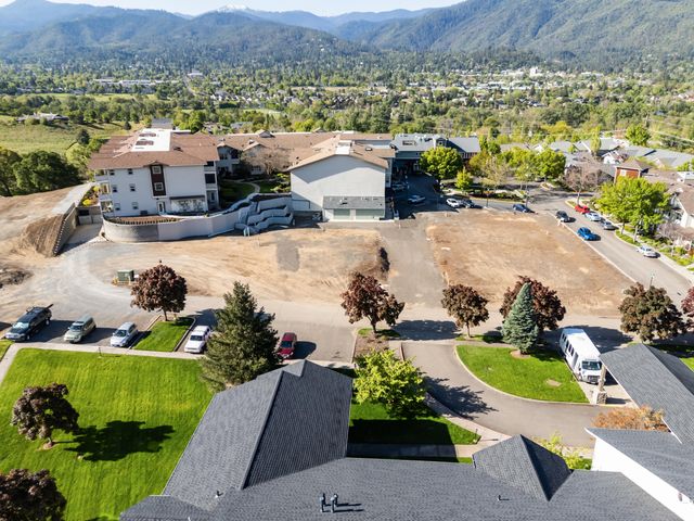 993 Mountain Meadows Drive, Ashland, OR 97520