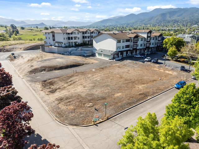993 Mountain Meadows Drive, Ashland, OR 97520