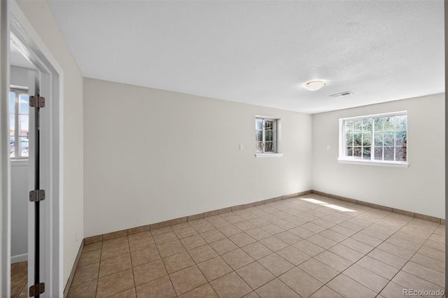 2201 Oakland Street, Aurora, CO 80010