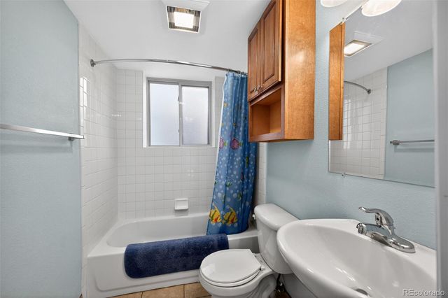 2201 Oakland Street, Aurora, CO 80010