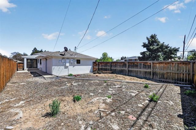 2201 Oakland Street, Aurora, CO 80010