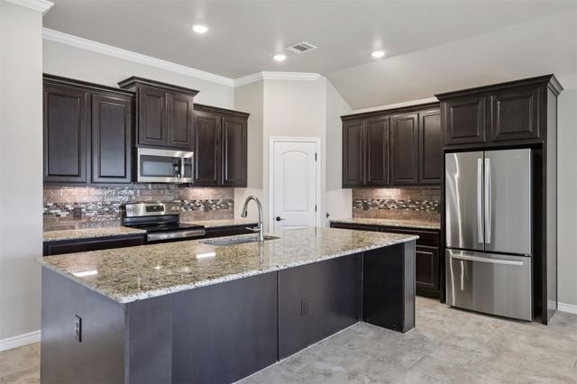 500 Seabiscuit DR, Jarrell, TX 76537