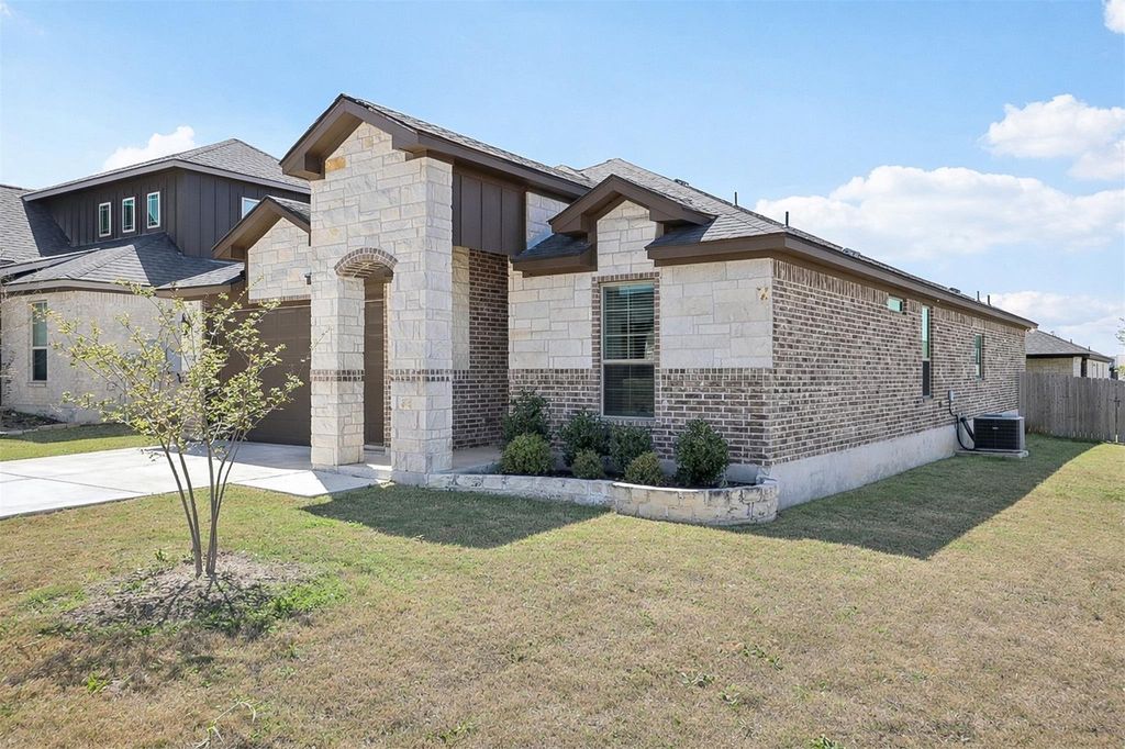 500 Seabiscuit DR, Jarrell, TX 76537