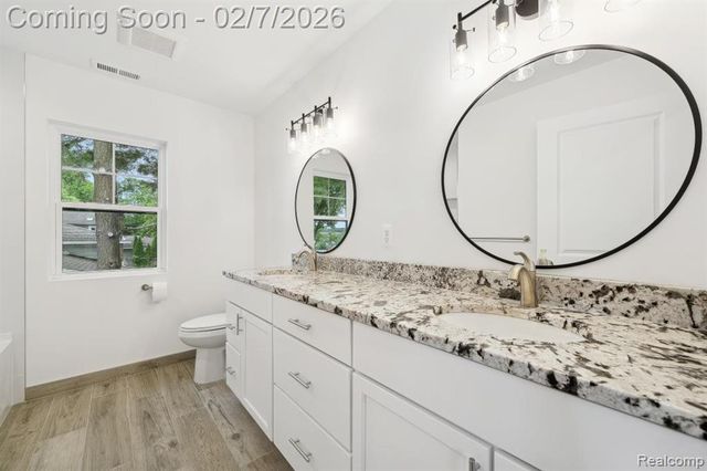 5264 Cooley Lake Road, Waterford, MI 48327