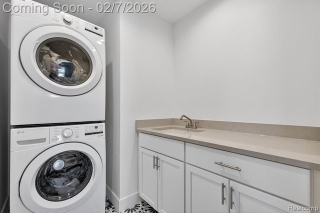 5264 Cooley Lake Road, Waterford, MI 48327