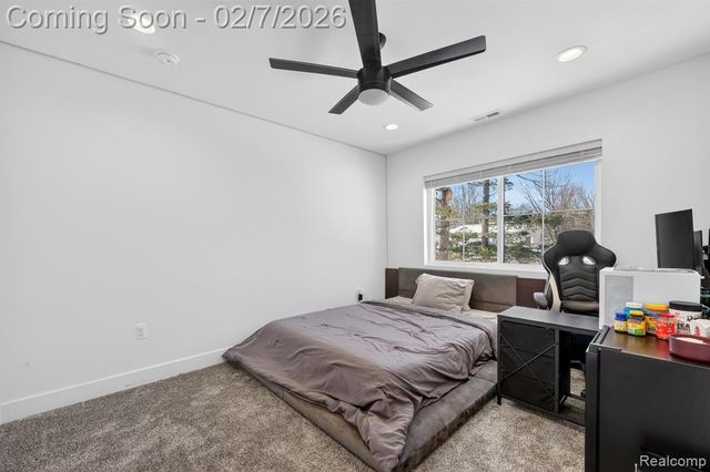 5264 Cooley Lake Road, Waterford, MI 48327