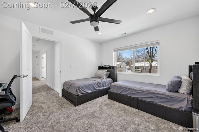 5264 Cooley Lake Road, Waterford, MI 48327