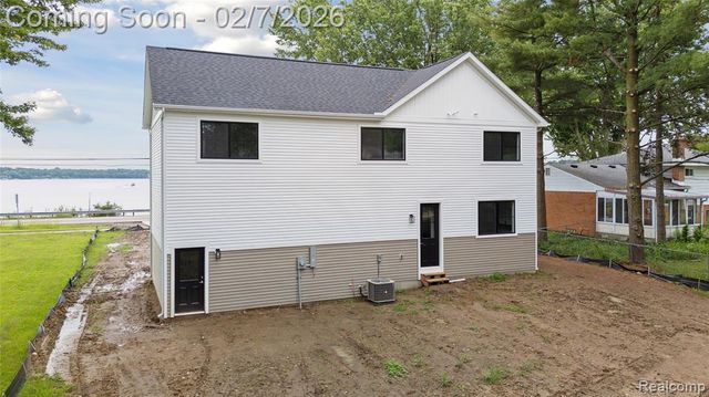 5264 Cooley Lake Road, Waterford, MI 48327