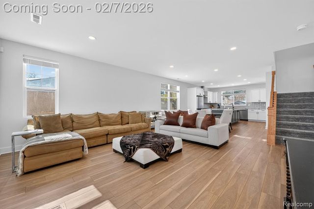 5264 Cooley Lake Road, Waterford, MI 48327