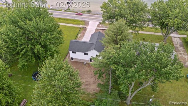 5264 Cooley Lake Road, Waterford, MI 48327