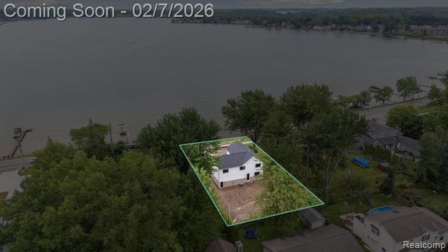 5264 Cooley Lake Road, Waterford, MI 48327