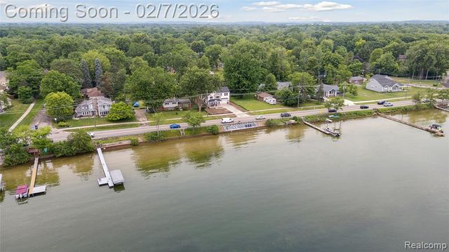 5264 Cooley Lake Road, Waterford, MI 48327