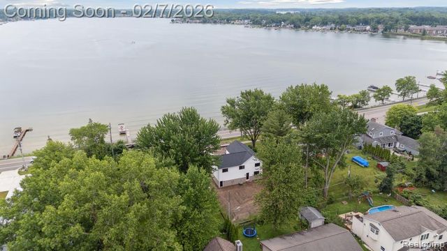 5264 Cooley Lake Road, Waterford, MI 48327