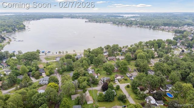 5264 Cooley Lake Road, Waterford, MI 48327