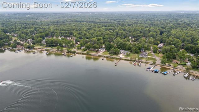 5264 Cooley Lake Road, Waterford, MI 48327