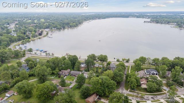 5264 Cooley Lake Road, Waterford, MI 48327