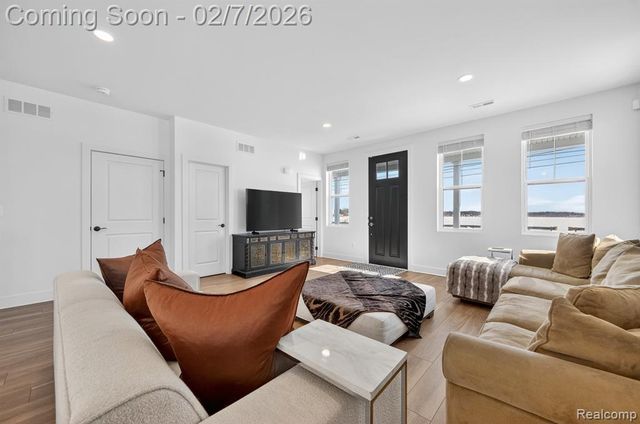 5264 Cooley Lake Road, Waterford, MI 48327