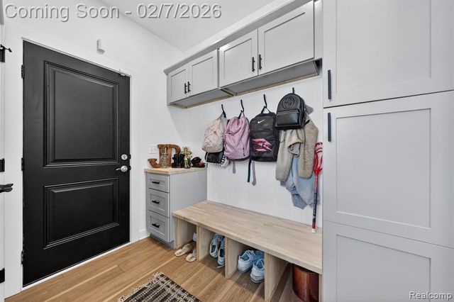 5264 Cooley Lake Road, Waterford, MI 48327