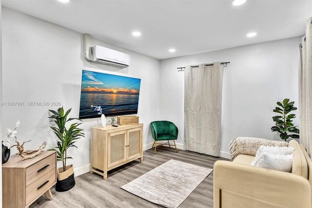 703 NE 7th Street 5, Hallandale Beach, FL 33009