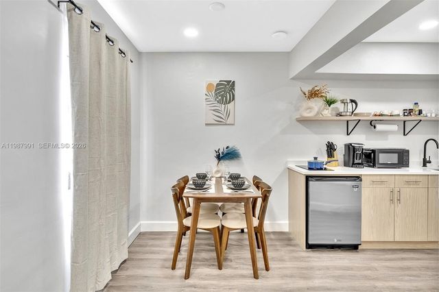 703 NE 7th Street 5, Hallandale Beach, FL 33009