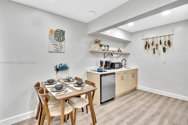 703 NE 7th Street 5, Hallandale Beach, FL 33009