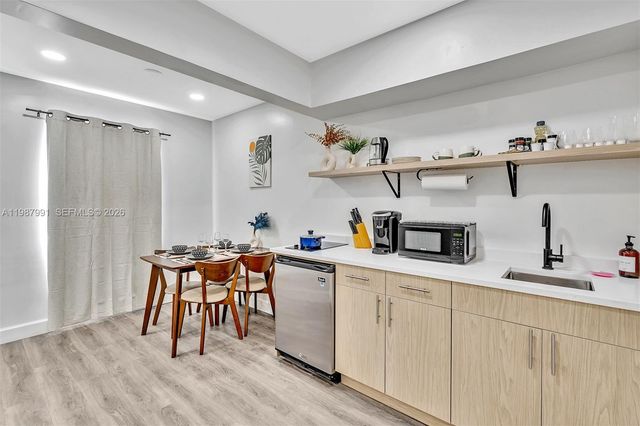 703 NE 7th Street 5, Hallandale Beach, FL 33009