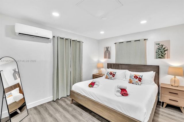 703 NE 7th Street 5, Hallandale Beach, FL 33009