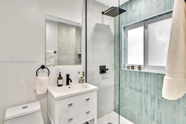 703 NE 7th Street 5, Hallandale Beach, FL 33009